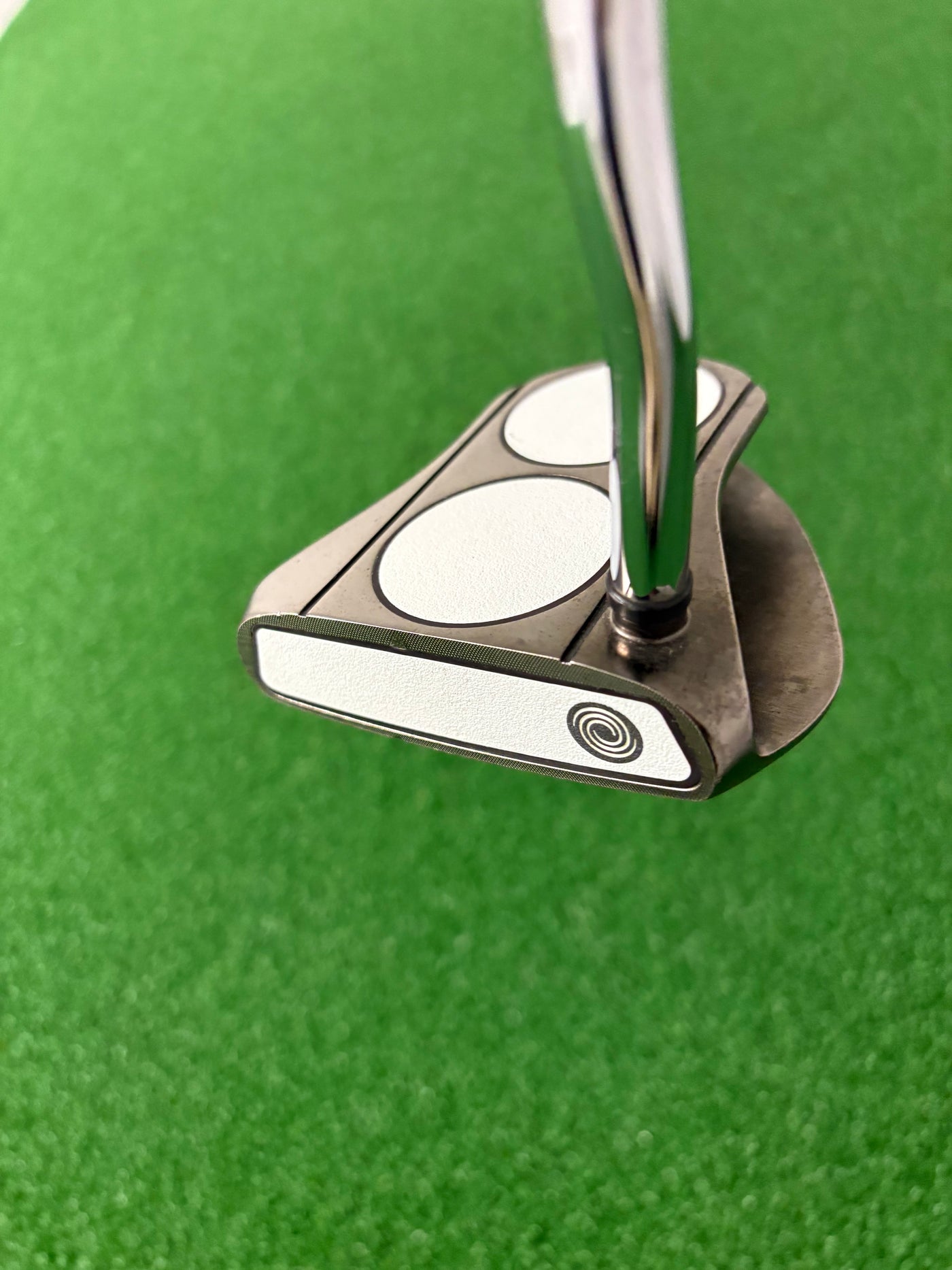 Odyssey White Ice 2-Ball V-Line (33")