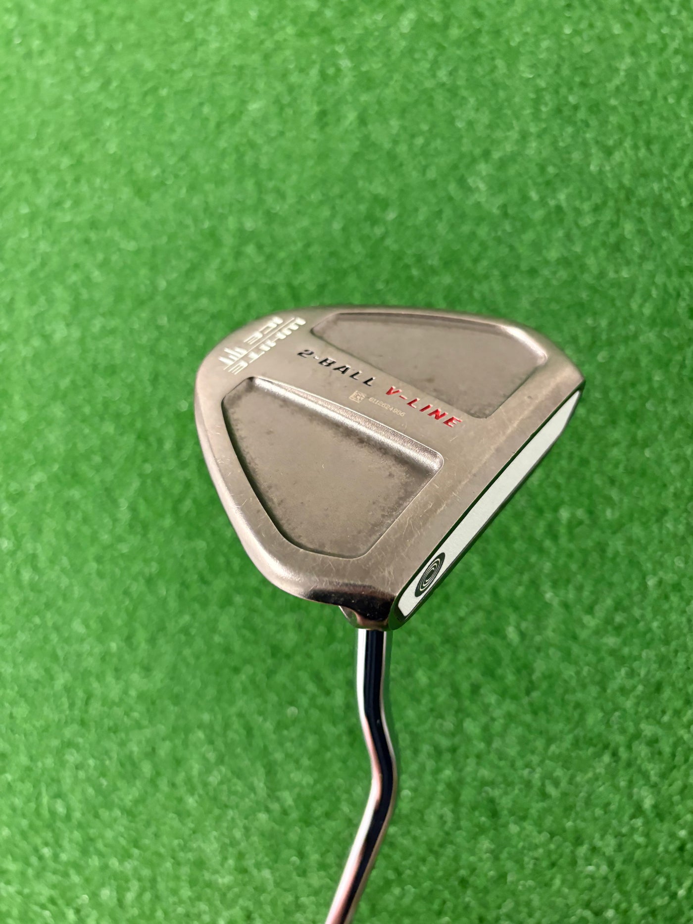 Odyssey White Ice 2-Ball V-Line (33")